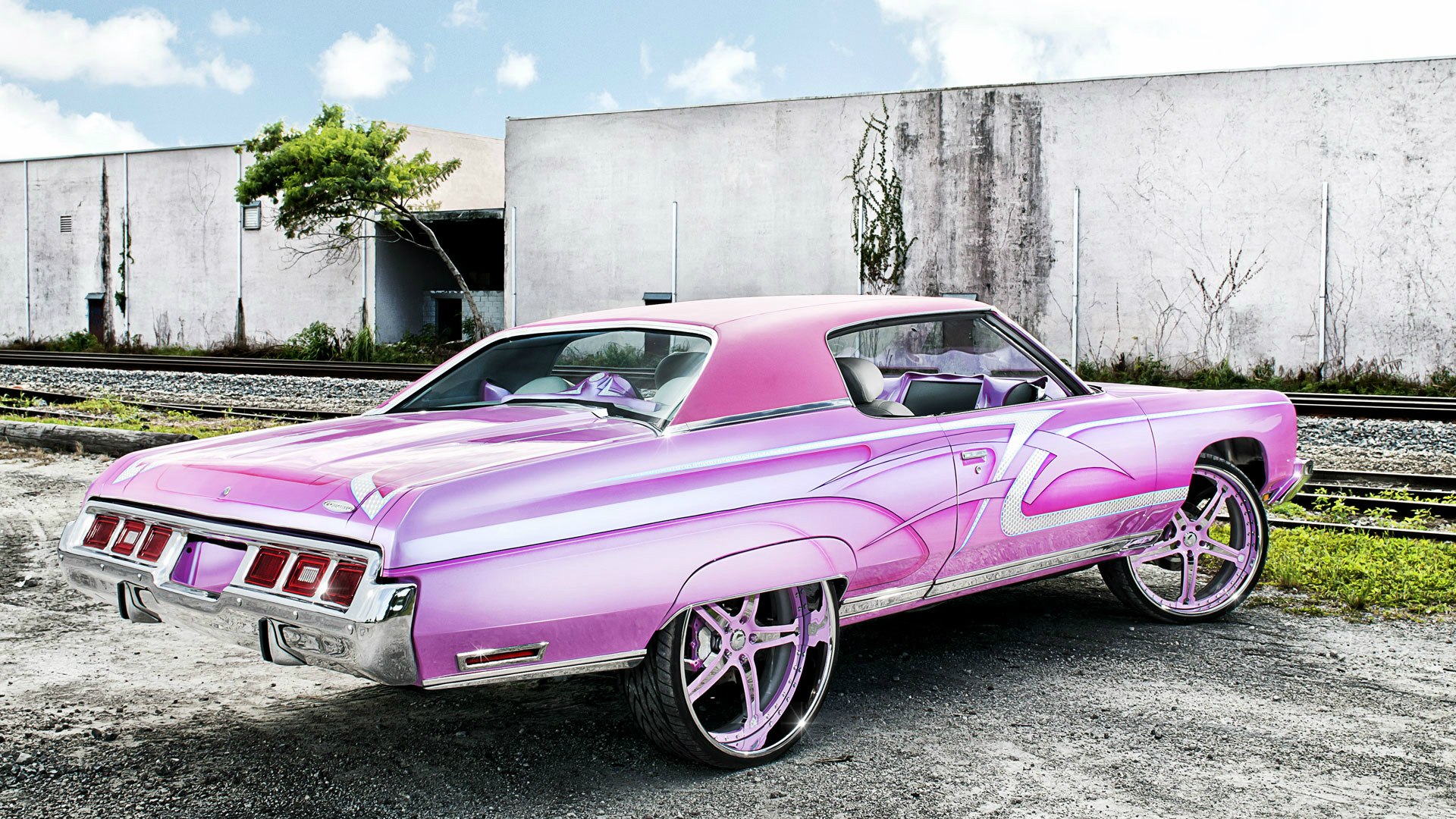 Chevrolet Impala розовая